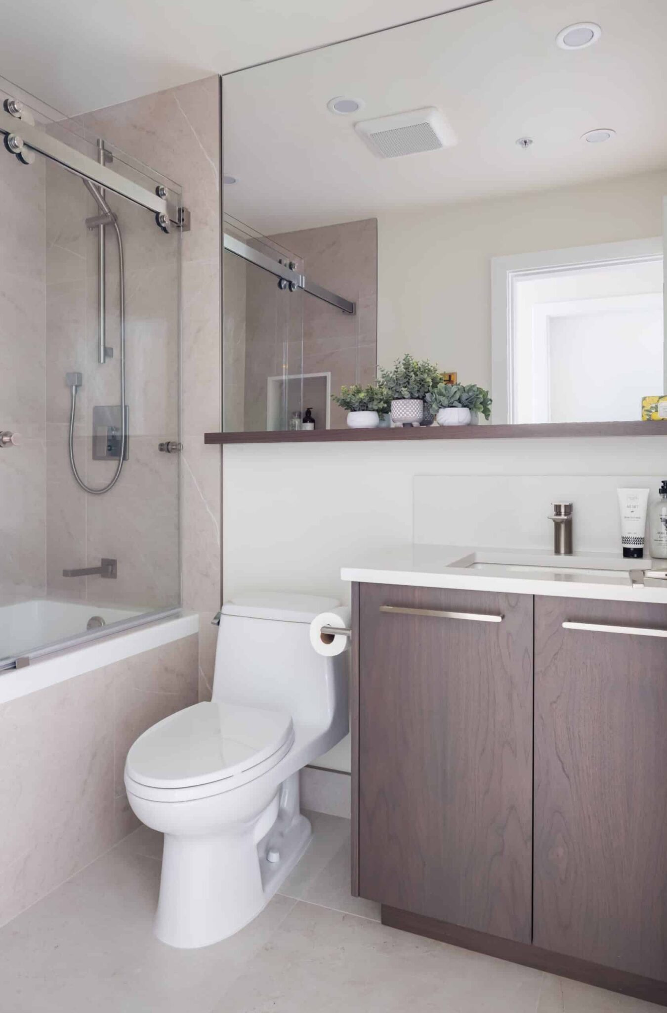 bathroom-custom-shelving-full-mirror-sliding-tub-enclosure