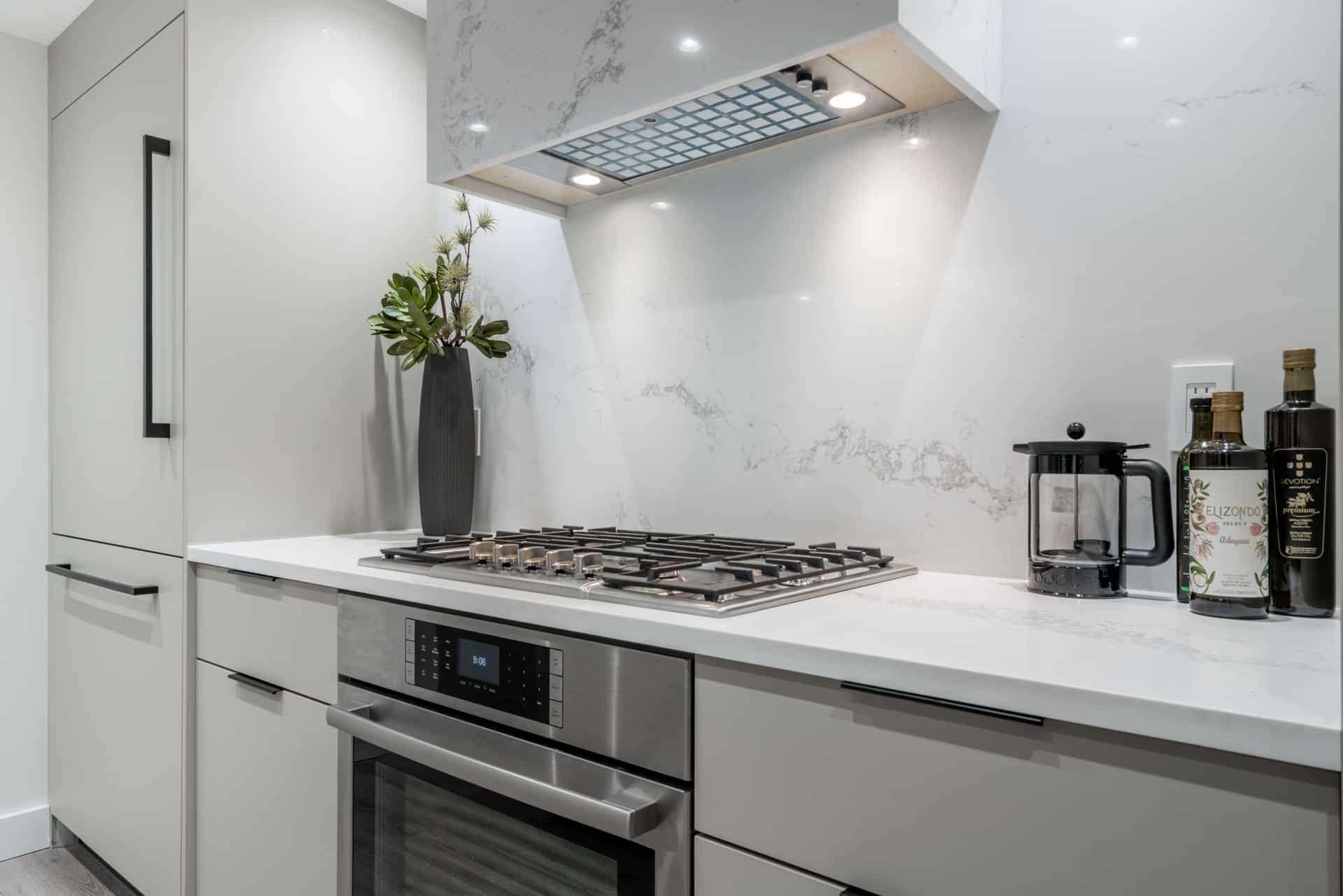 kitchen-renovation-vancouver-caesarstone-backsplash-bosch-gas-stove-modern-design