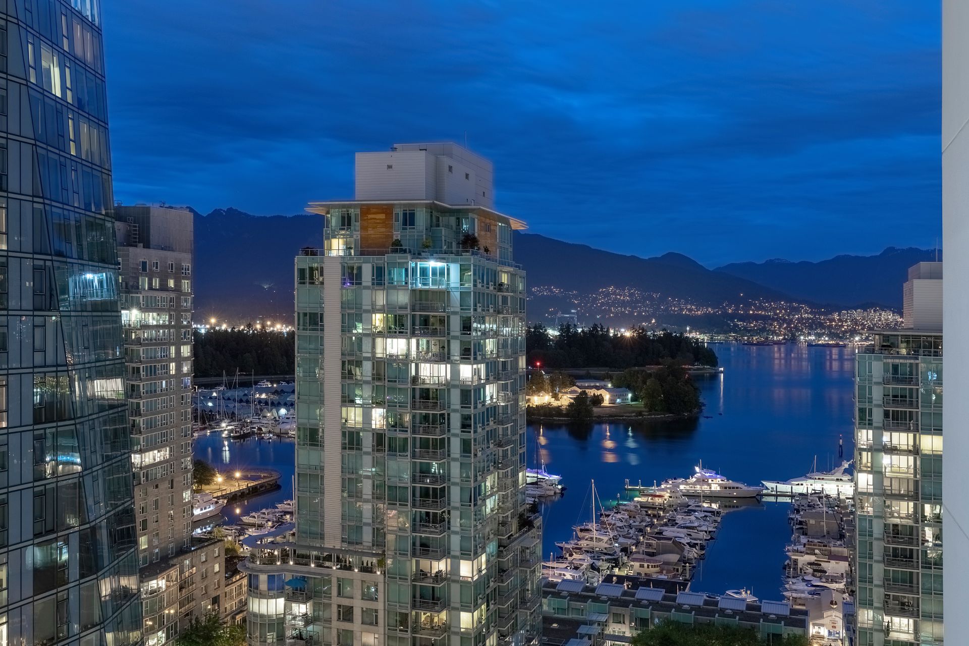 coal-harbor-downtown-vancouver-water-views