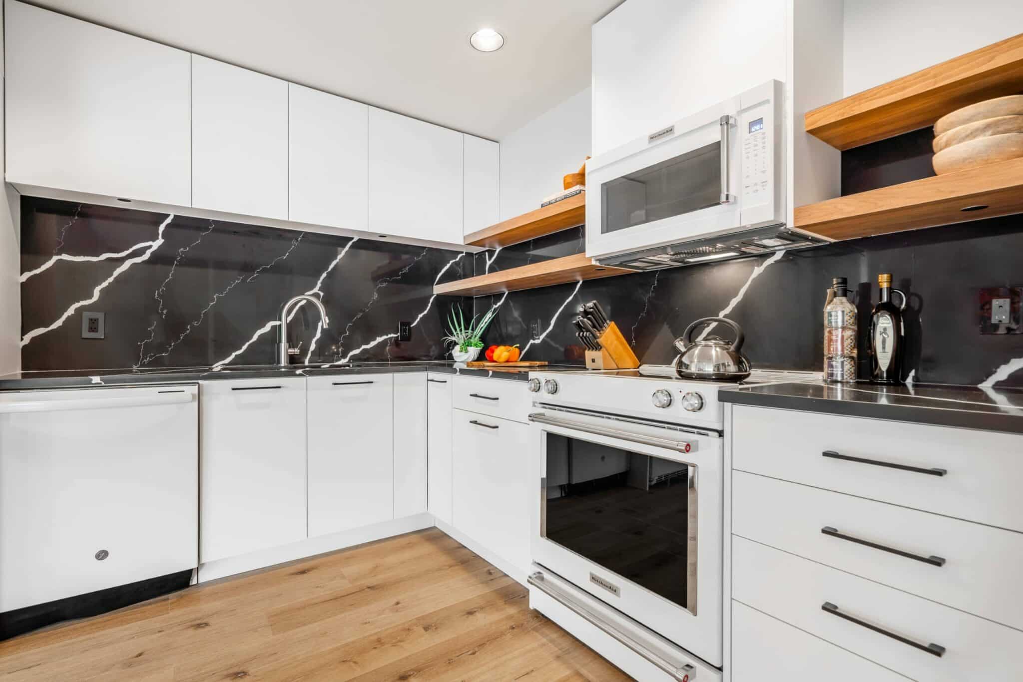 kitchen-build-design-luxury-black-white-marble-cabinet-vancouver-bar