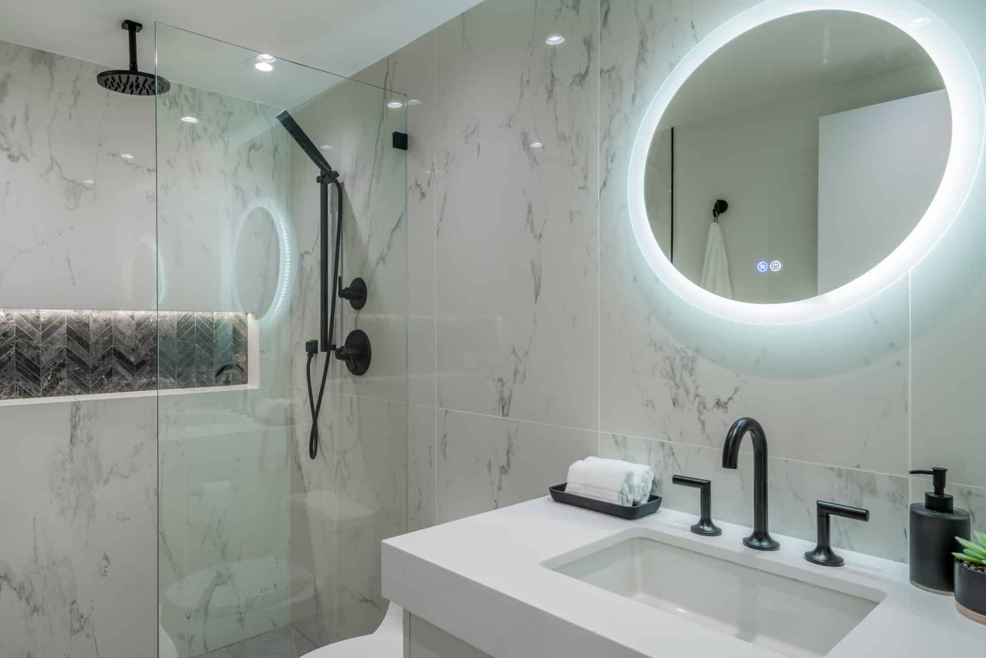 modern-remodel-bathroom-curbless-shower-herringborn-black-niche-tile