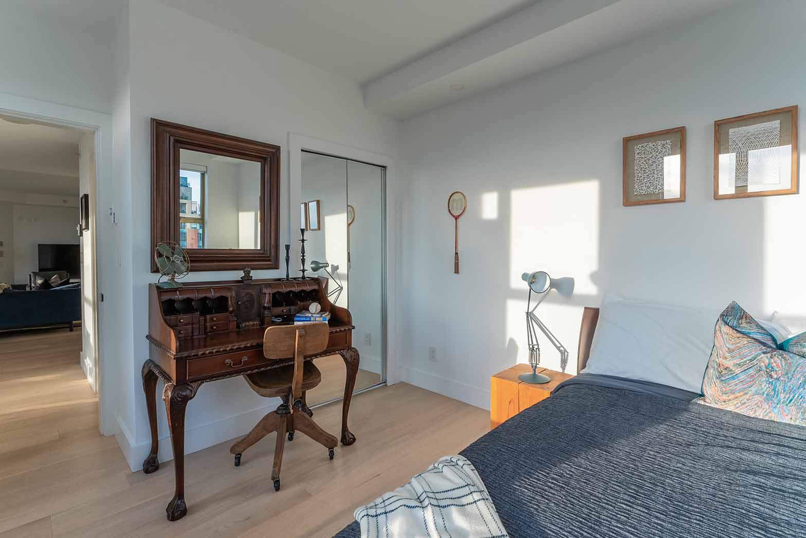 bedroom-renovation-vancouver-laminated-floor-mirror-closet-doors
